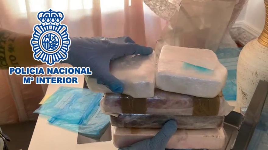 La cocaína y el hachís intervenidos por la Policía Nacional en un céntrico piso de Elda.