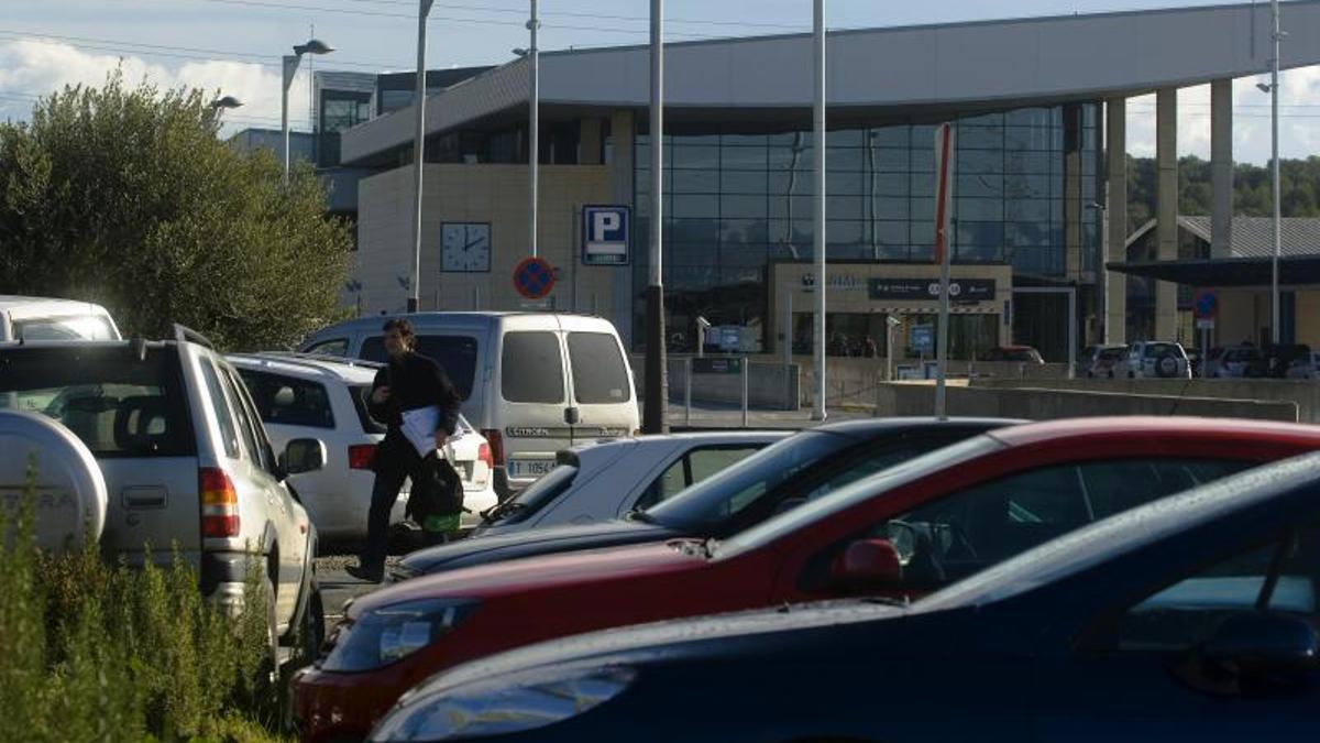 Estacionamiento de vehículos en la estación de alta velocidad del Camp de Tarragona, en una imagen de archivo.