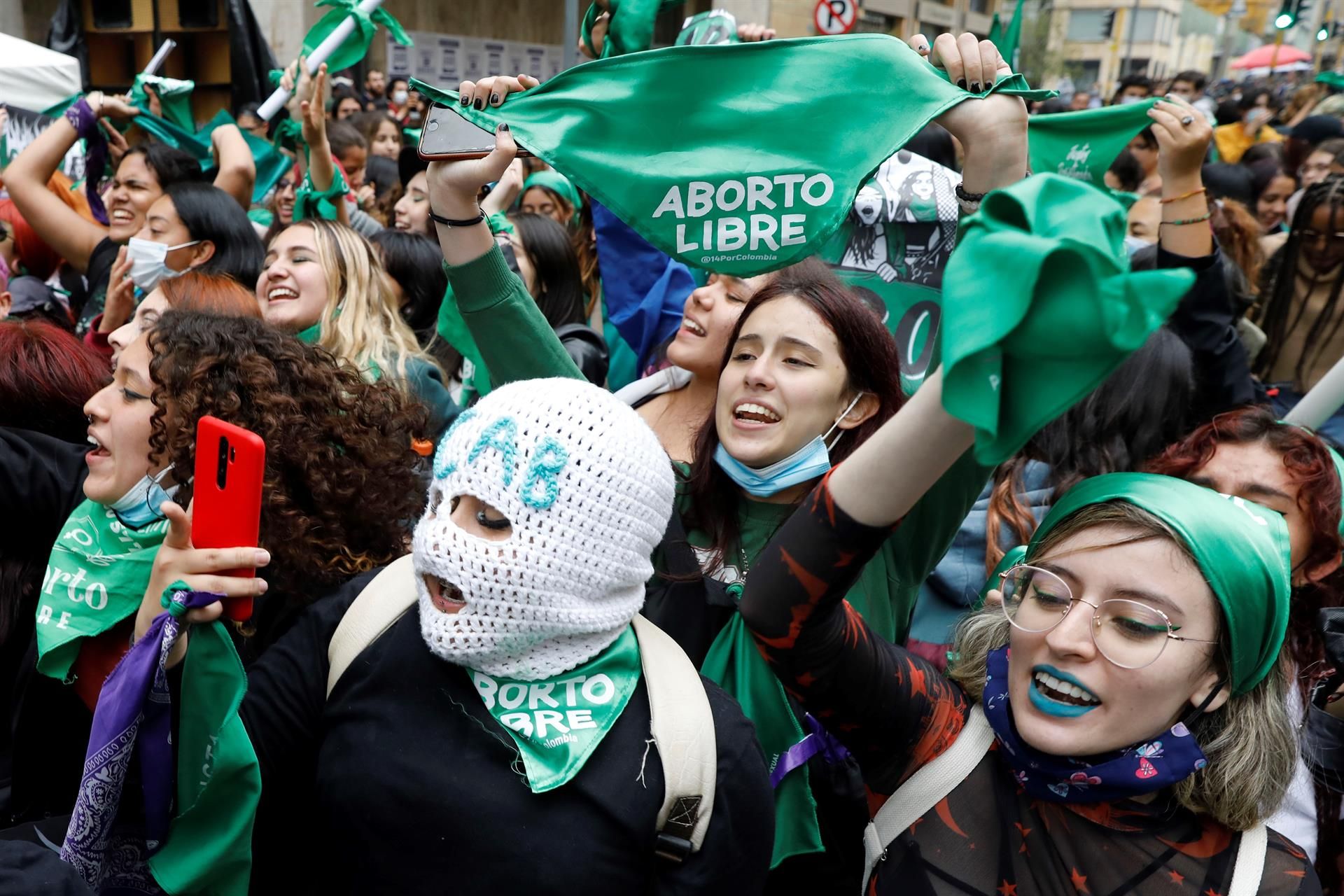 Mujeres celebran la decisión de la Corte Constitucional colombiana de aprobar la despenalización parcial del aborto.