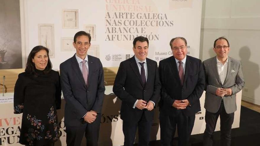 Román Rodríguez (3º i.) y Miguel Ángel Escotet (2º d.), ayer, durante la presentación en Santiago de la exposición. // Xoán Álvarez