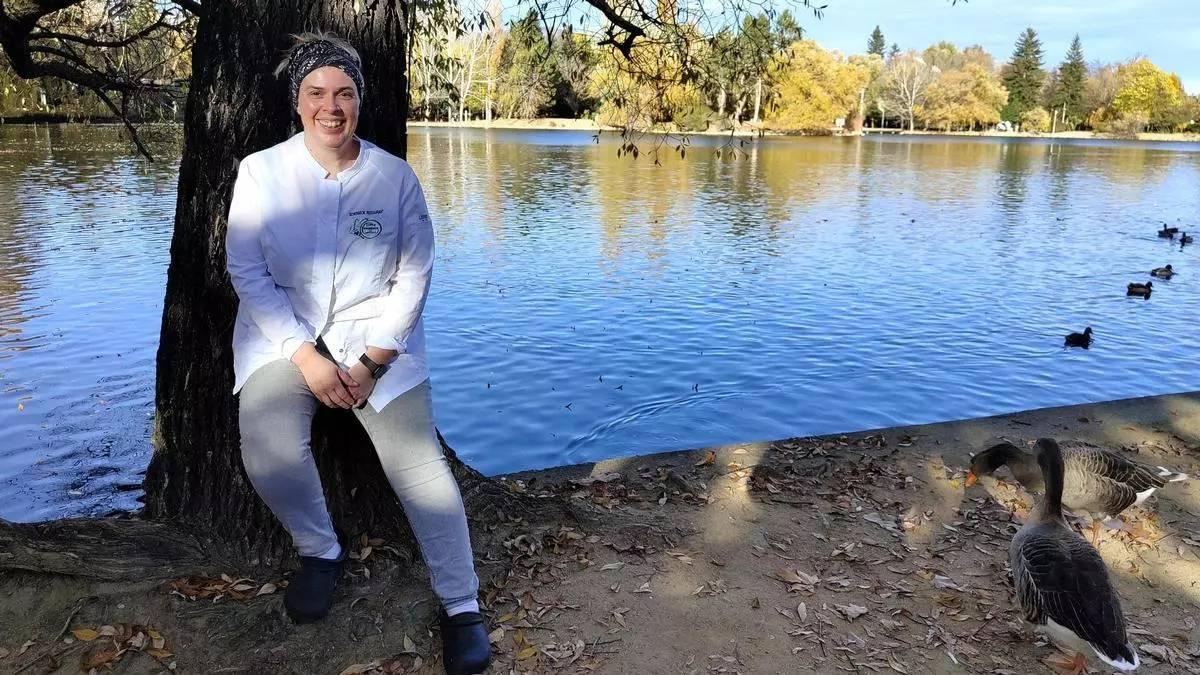 La cuinera Marta Vidal, davant de l'estany de Puigcerdà