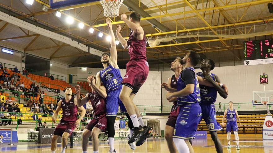 Manjgafic, peleando bajo el aro ante el Lleida en el Pazo dos Deportes. |  // FERNANDO CASANOVA