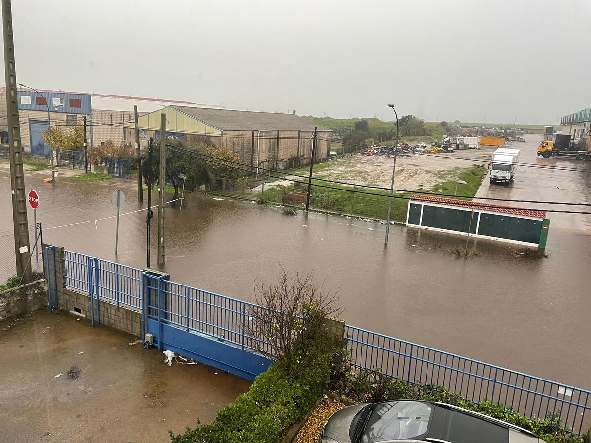 Una calle cortada en Las Capellanías junto a la cooperativa farmacéutica por la saturación de agua.