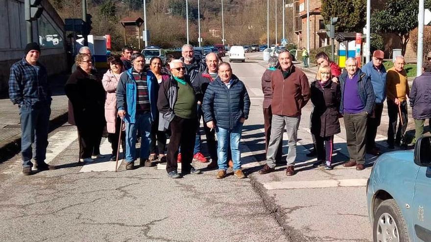 Protesta en Figaredo por la avería de un semáforo