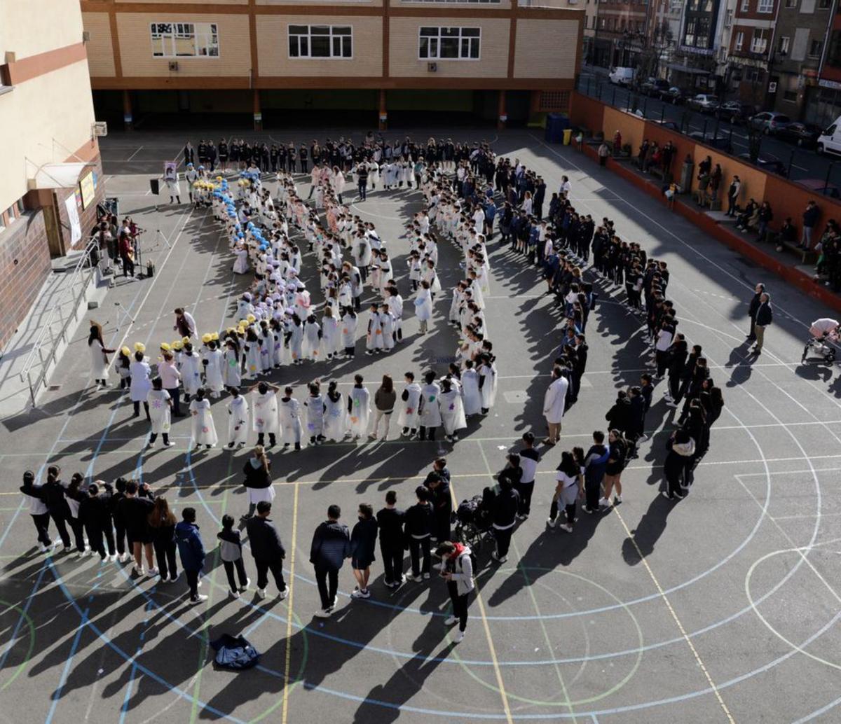 Un acto en el patio del colegio Nazaret. | Fernando Rodríguez