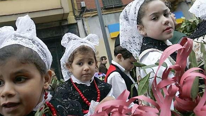 Varios niños, en una de las carrozas.