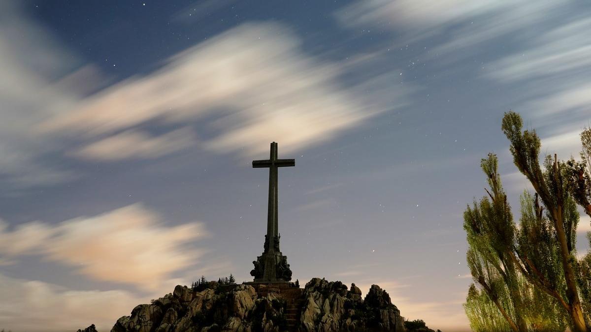 La cruz del Valle de los Caídos está fabricada por hormigón armado reforzado con un bastidor metálico