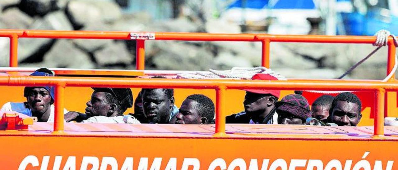 Migrantes llegados en un cayuco trasladados al muelle de Arguineguín, a principios de este mes.