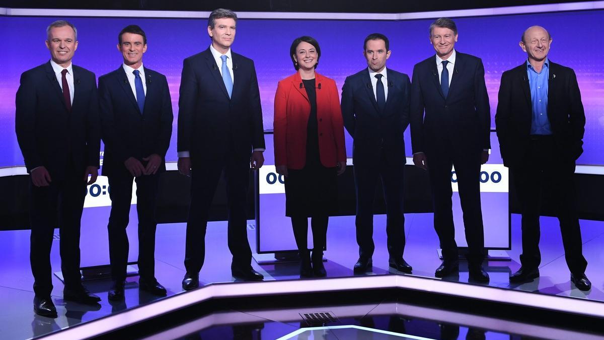 Los siete candidatos a las primarias de la izquierda francesa para las presidenciales, el 19 de enero, antes del debate televisado, en París.