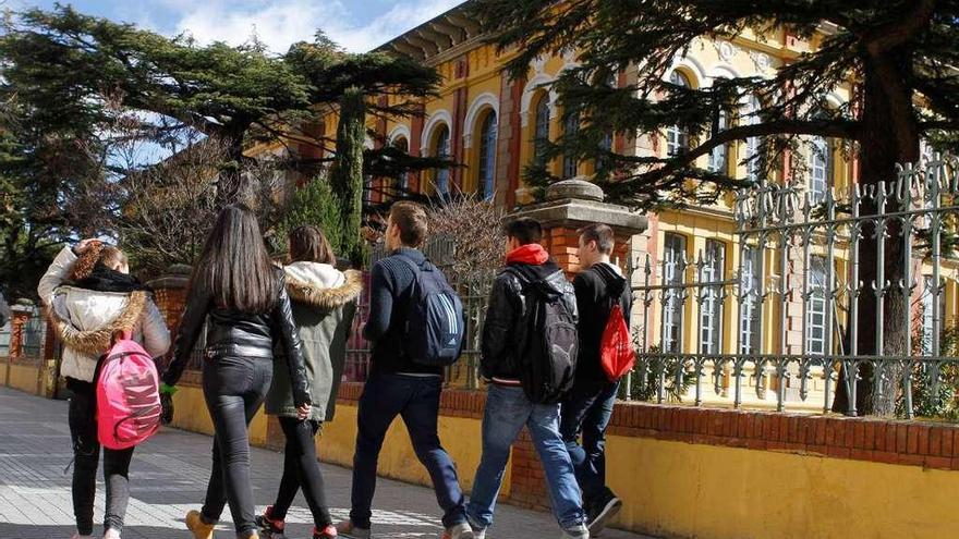 Un grupo de estudiantes camina junto a un instituto de la capital.