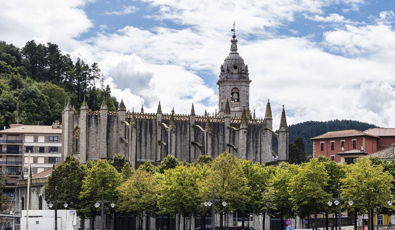 La hermosa Basílica de la Asunción de Nuestra Señora en el centro histórico de Lekeitio
