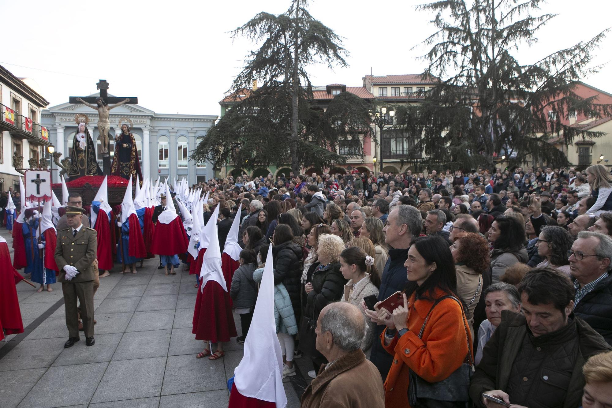 Jueves Santo en Avilés: Procesión del Silencio con los "sanjuaninos"