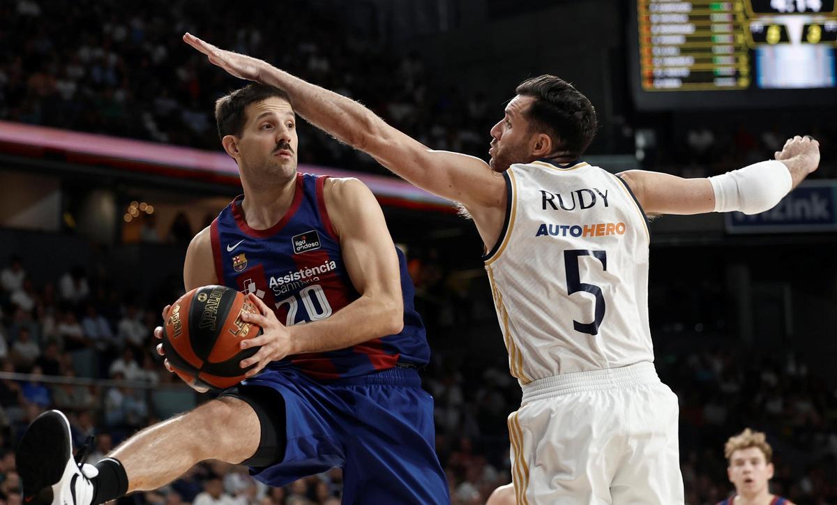 Laprovittola trata de realizar un pase ante la defensa de Rudy