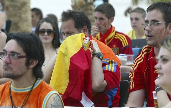 La afición zaragozana apoya a España en su debut en Las Playas