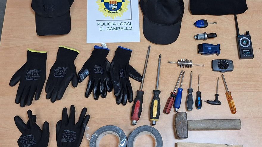 Delatados por estar nerviosos dos británicos en El Campello cargados con material para forzar vehículos