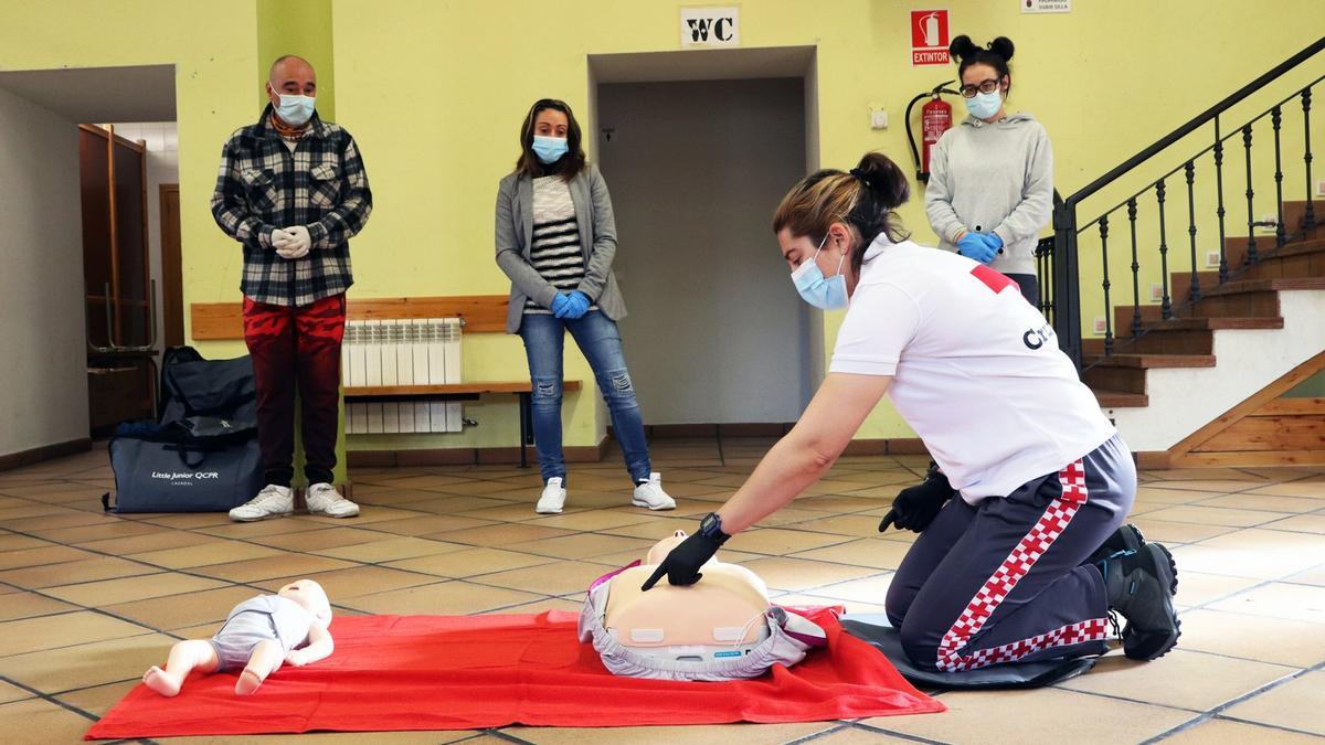 Participantes en un curso de primeros auxilios de Cruz Roja Zamora.