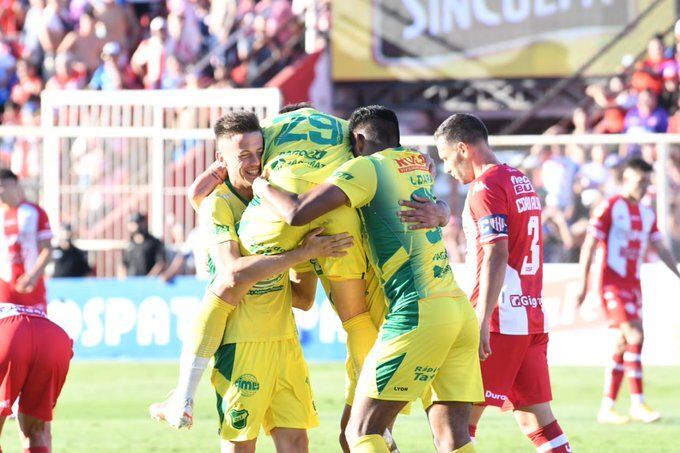 Los jugadores del Defensa y Justicia celebran su victoria