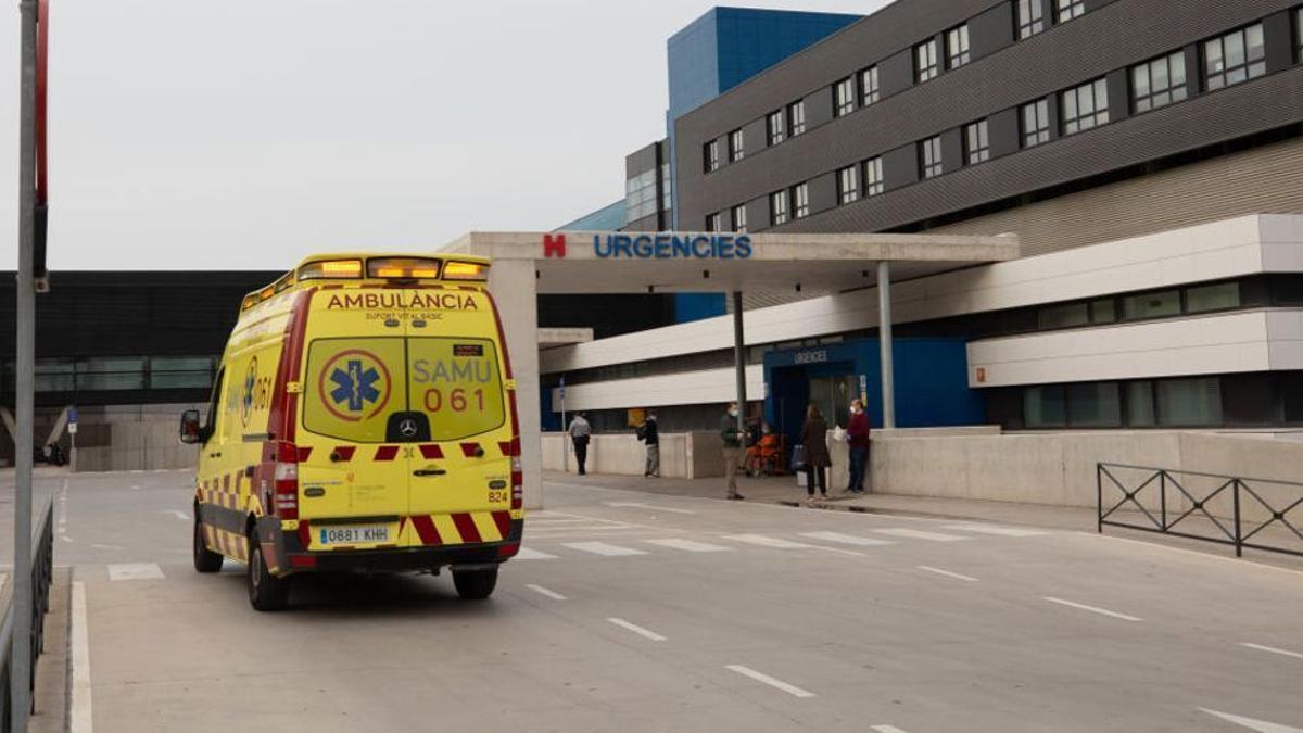 La mujer ha sido trasladada en ambulancia para su ingreso hospitalario.