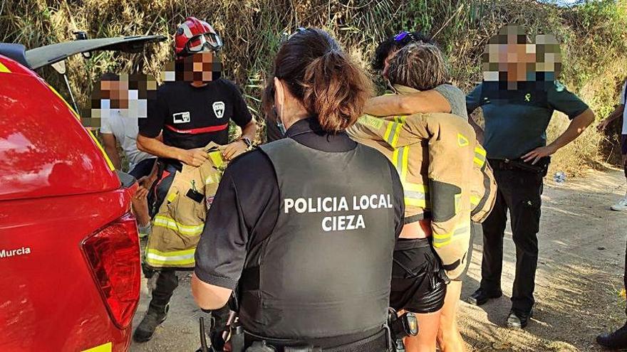 Policía Local, Guardia Civil y Bomberos, ayer en el rescate. | JAVIER GÓMEZ