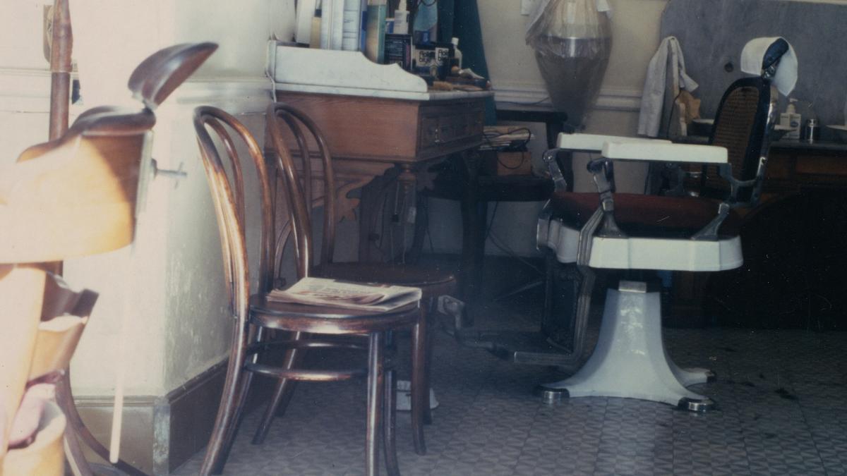 Interior de una barbería grancanaria de los años 60.