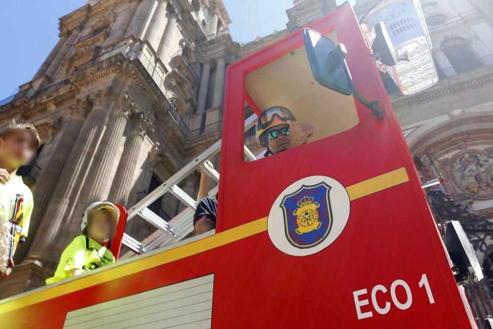 La manifestación, que partía del parque de bomberos de Martiricos, ha recorrido las calles de Málaga hasta llegar a la plaza de la Constitución