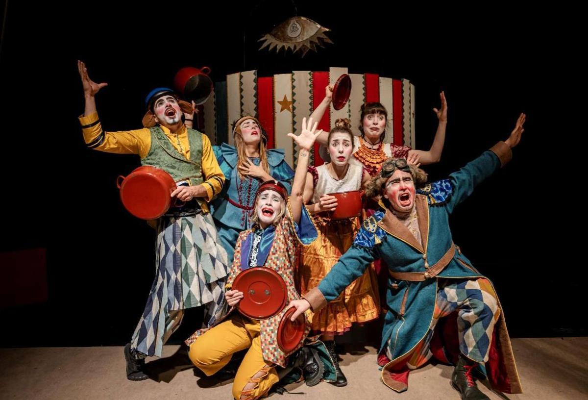 Artistas de la compañía La Troupe Malabó en el espectáculo "Eirenê".