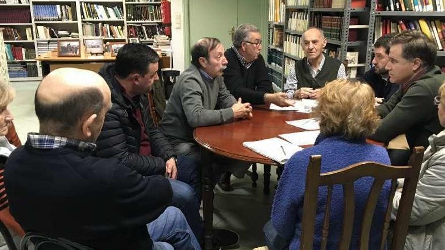 Jacobo Moreira en la reunión con los vecinos de San Roque. // Fdv