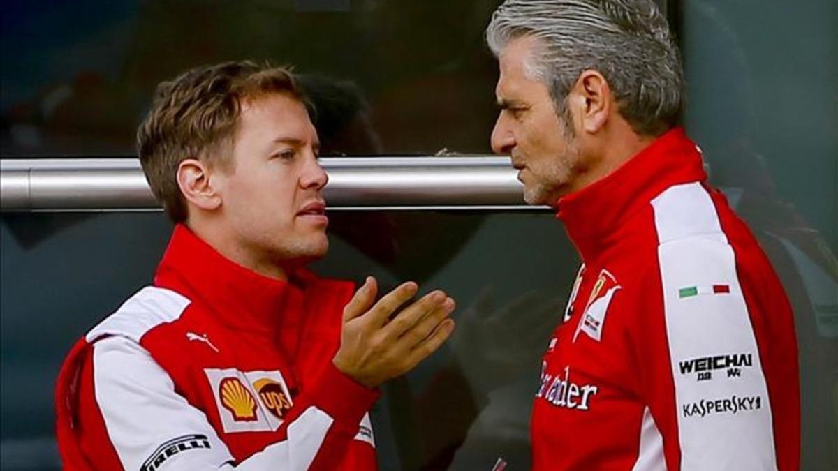 Vettel y Arrivabene conversan en el paddock