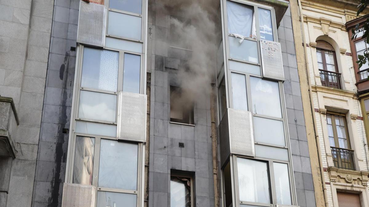 El incendio en el piso okupa del Carmen, en imágenes