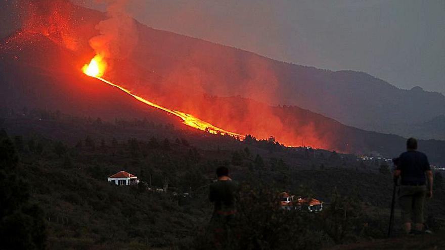 La colada de lava continua avançant a l’illa de la Palma. | EUROPA PRESS