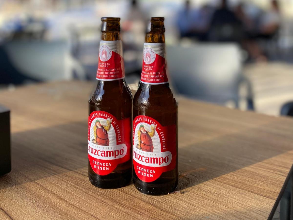 Botelines Cruzcampo en los veladores de un bar en Sevilla