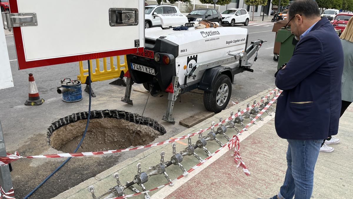 El concejal de Servicios Generales, Fernando Díaz, supervisando los trabajos previos a la reparación del alcantarillado.