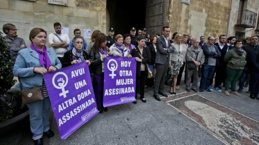 Concentración ante el Ayuntamiento de Elche.