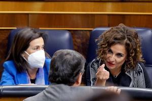 La ministra de Hacienda, María Jesús Montero, bromea con el portavoz del PNV, Aitor Esteban, en una sesión del Congreso de los Diputados