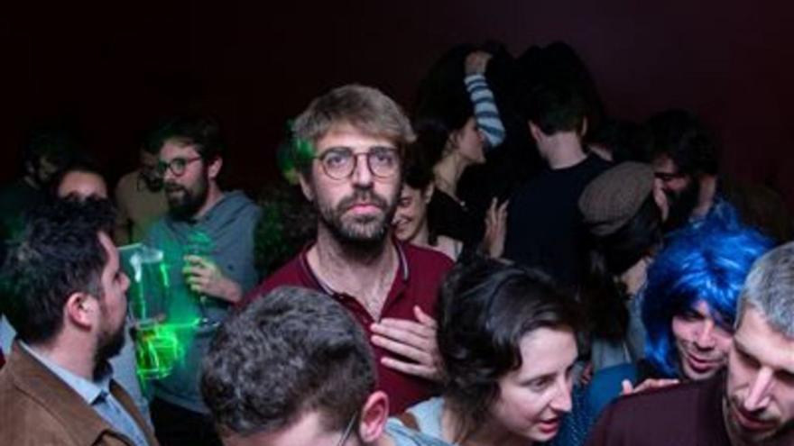 El cantante Guillem Gisbert, en el 
centro con camiseta roja.