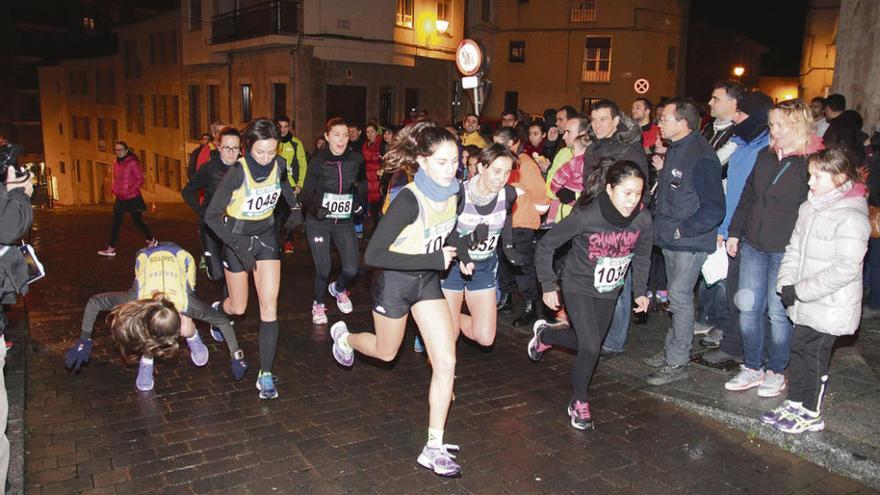 Salida de la carrera femenina del pasado año.