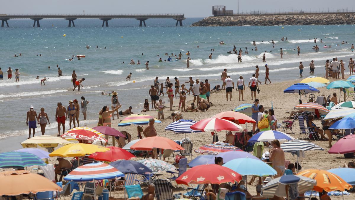 Multitud de personas en la playa del Port de Sagunt.