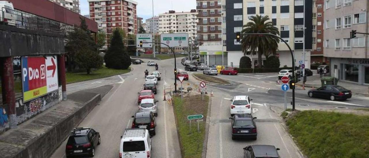 Casi 30.000 coches se entrecruzan a diario en solo 50 metros  |  Atravesar el cruce entre Arquitecto Palacios, Martínez Garrido, Anduriña y Gregorio Espino es actualmente una maniobra compleja. Tanto, que todos los días se registra algún accidente. En este nudo confluyen casi 30.000 vehículos diarios. La mitad llegan por el segundo cinturón, y la otra mitad, desde el carril de servicio de la avenida de Madrid. Al llegar a este punto, muchos deben cruzar hasta tres carriles a su derecha al tiempo que otros hacen la misma maniobra a la izquierda. Todo pasa en apenas 50 metros regulado solo con señales de ceda el paso. Ahora mandarán los semáforos.