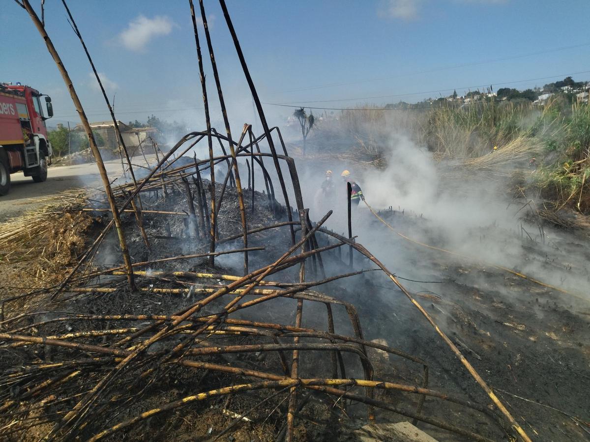 El fuego ha comenzado junto al camino que va paralelo al río