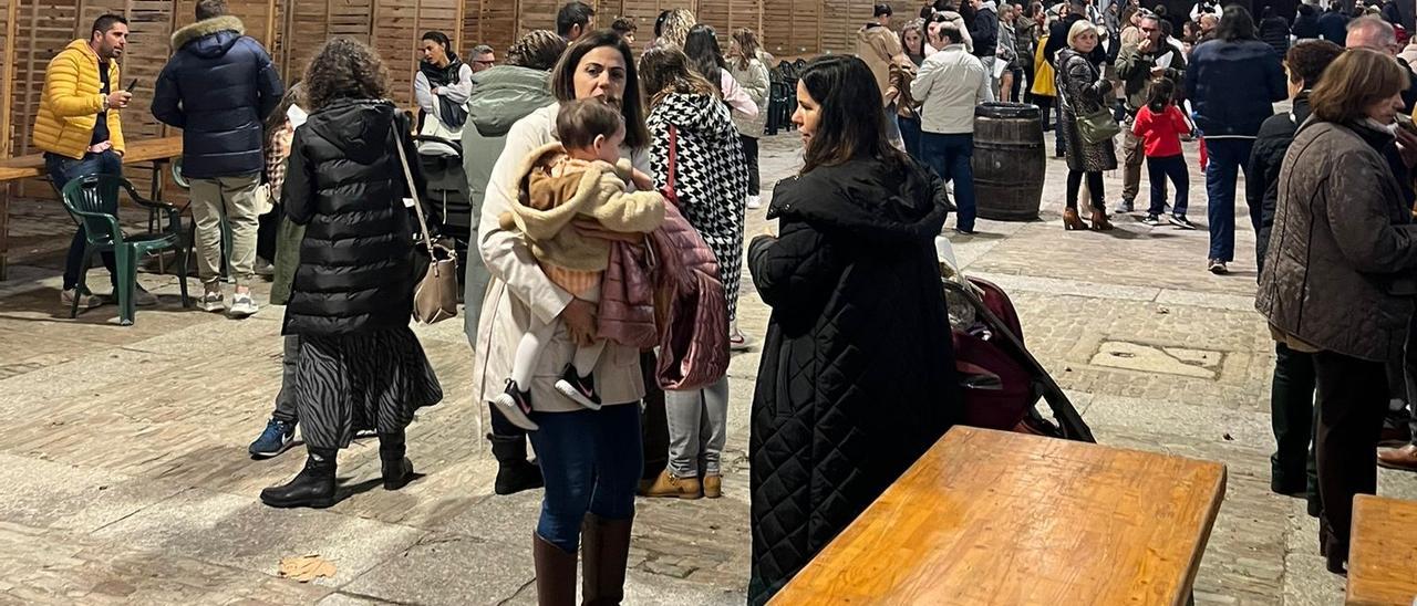 Ambiente en el interior de la carpa de la plaza de Fefiñáns