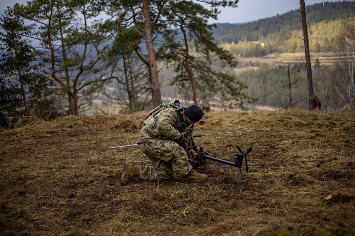 Soldado maneja un dron