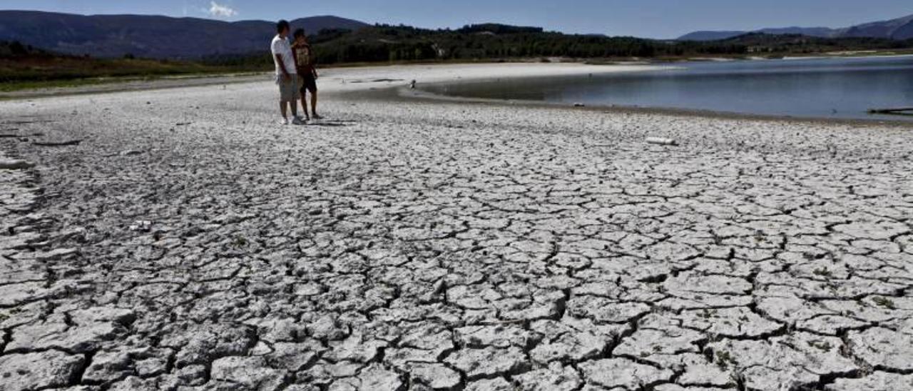 Beniarrés y Planes pedirán  a la CHJ que aproveche el bajo nivel del pantano para dragarlo