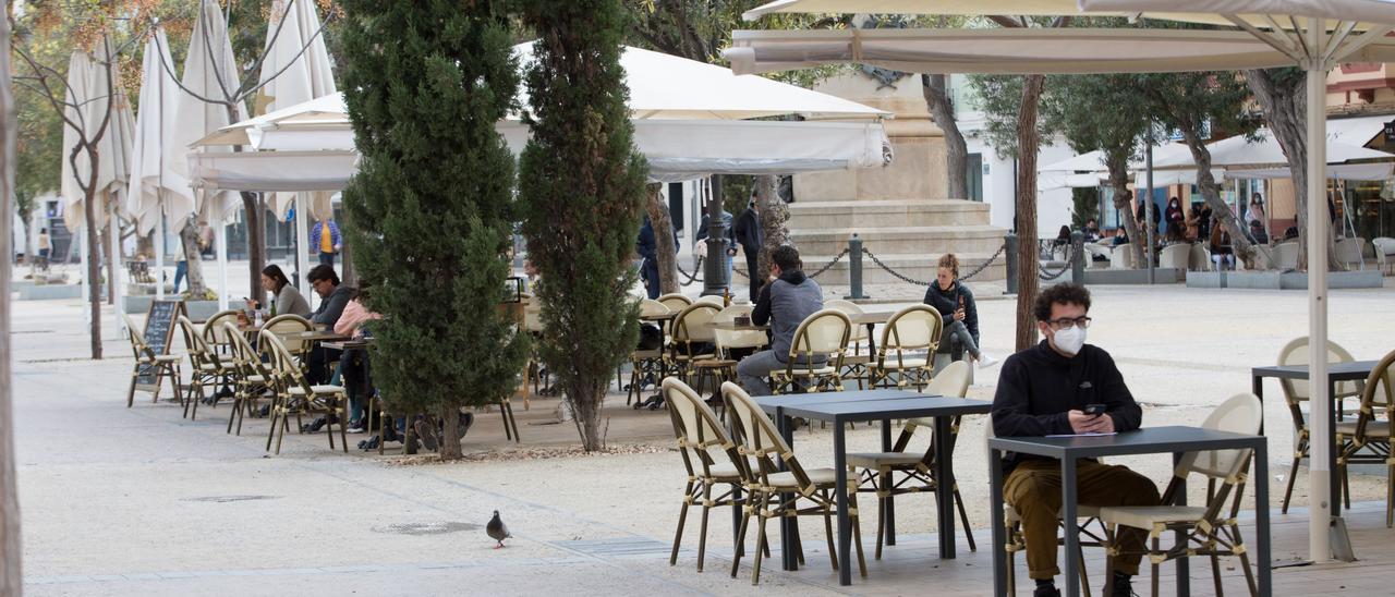 Un cliente de una terraza de Ibiza con mascarilla. Vicent Marí