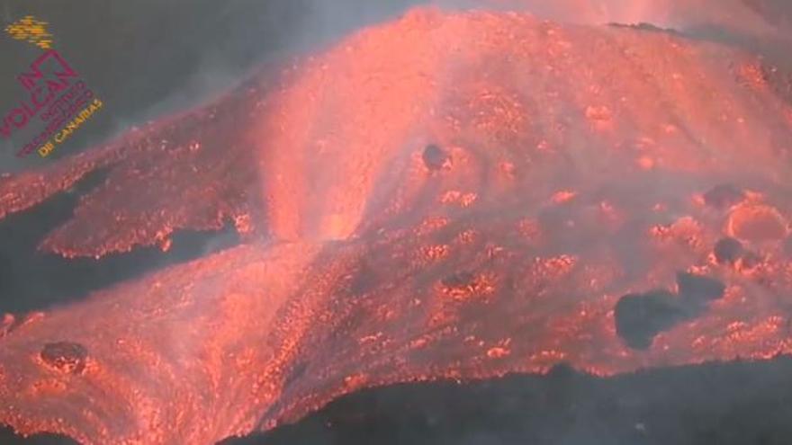 Desborde de la colada de lava en el cono principal del volcán de La Palma