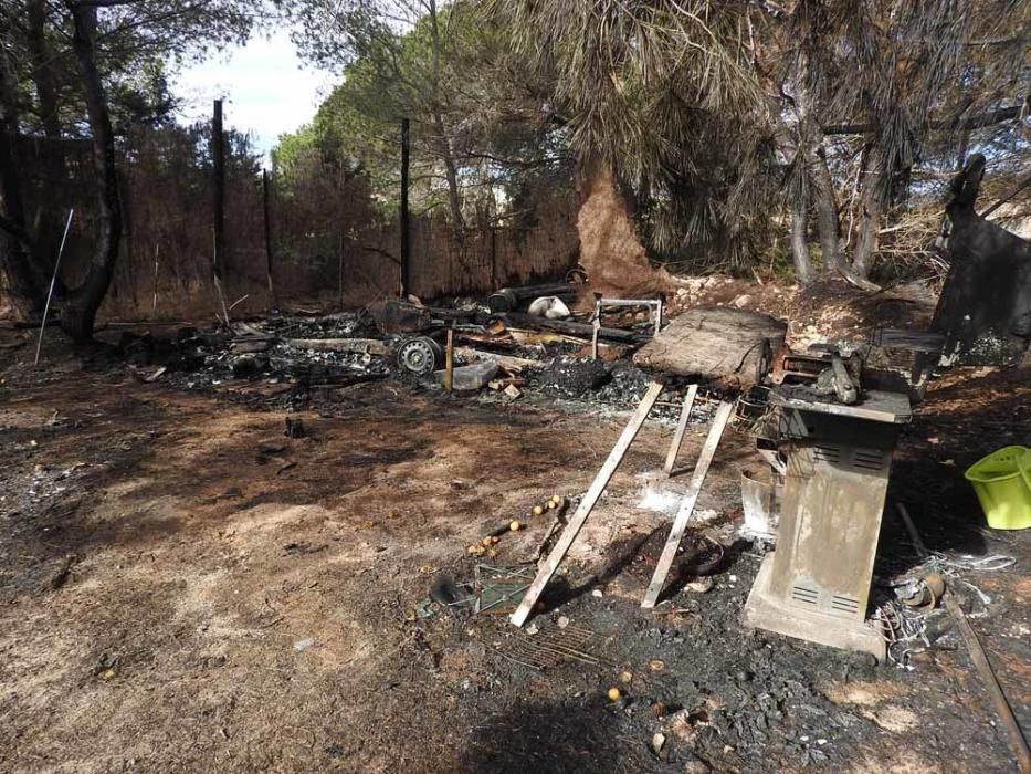 Unos 250 metros de bosque de pinos, una pequeña autocaravana y varias embarcaciones semiabandonadas ardieron esta madrugada en un solar situado en el camino de Can Simonet en la venda de ses Roques.