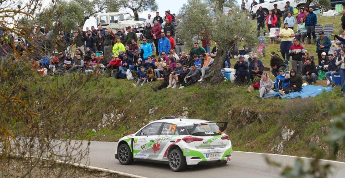 Paso de uno de los participantes por las cercanías de Pozoblalanco en el pasado Sierra Morena.