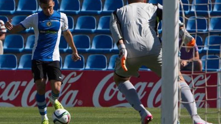 Asistencia de gol del extremo Álex Gallar en el partido contra el Atlético Baleares.