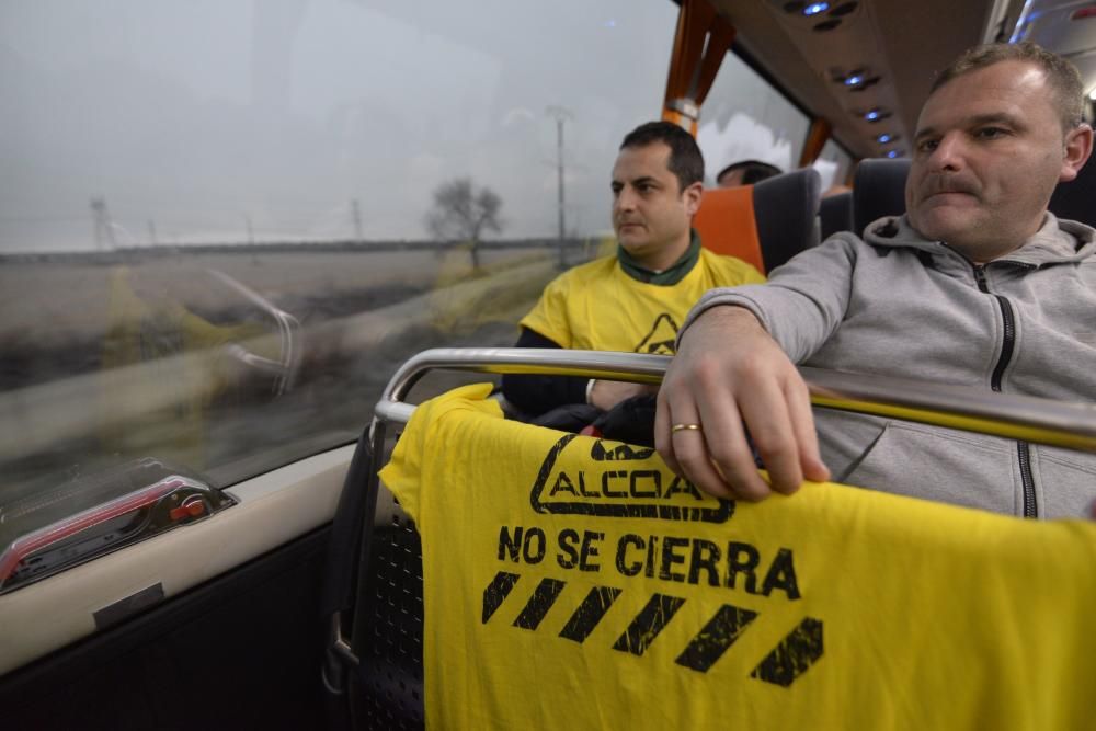 Los trabajadores de Alcoa de Asturias parten hacia Madrid a una manifestación contra el cierre de la fábrica