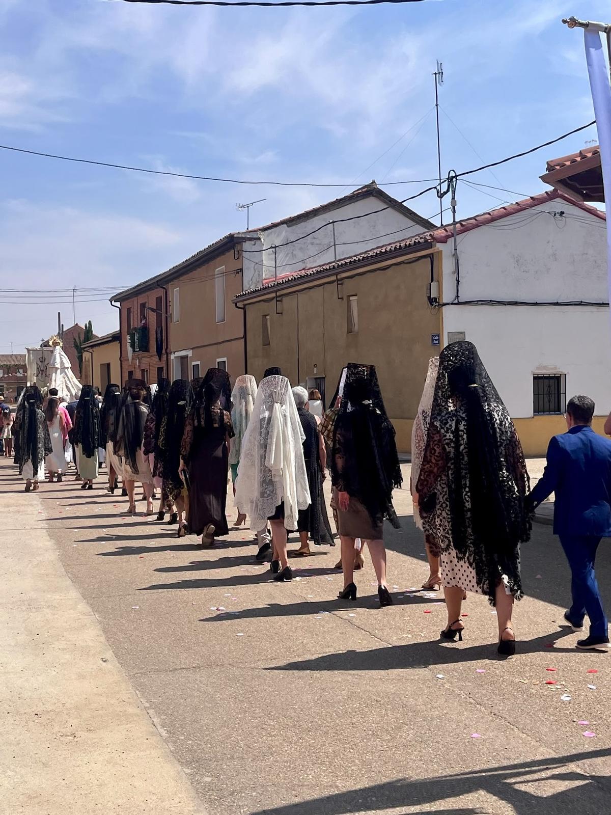 GALERÍA | Villamayor de Campos venera a la Virgen del Socastro