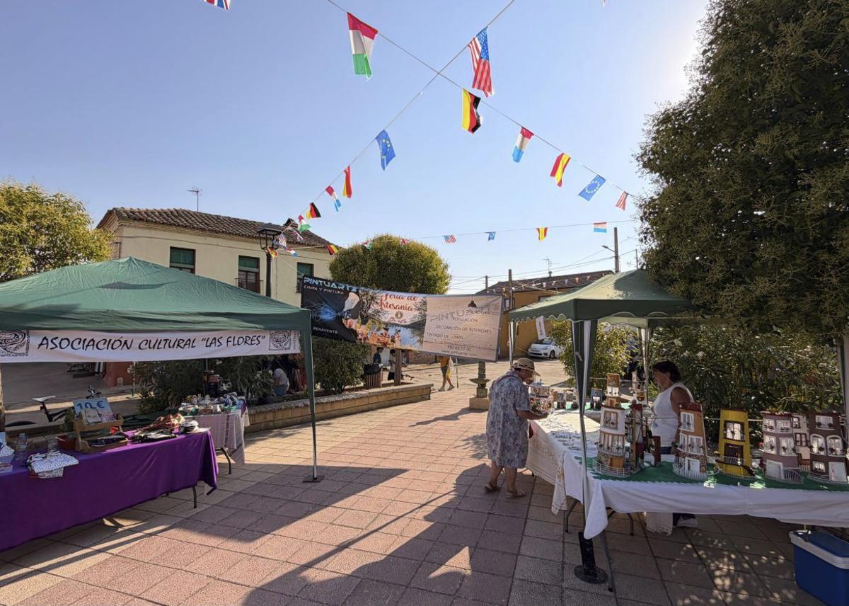 Éxito de participación y ventas en la II Feria de Artesanía de Bretó | E. P.